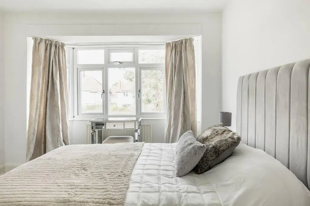 Nyaraló Cozy Happy Home From Home. 3 Bedrooms, 4 Beds, Hounslow