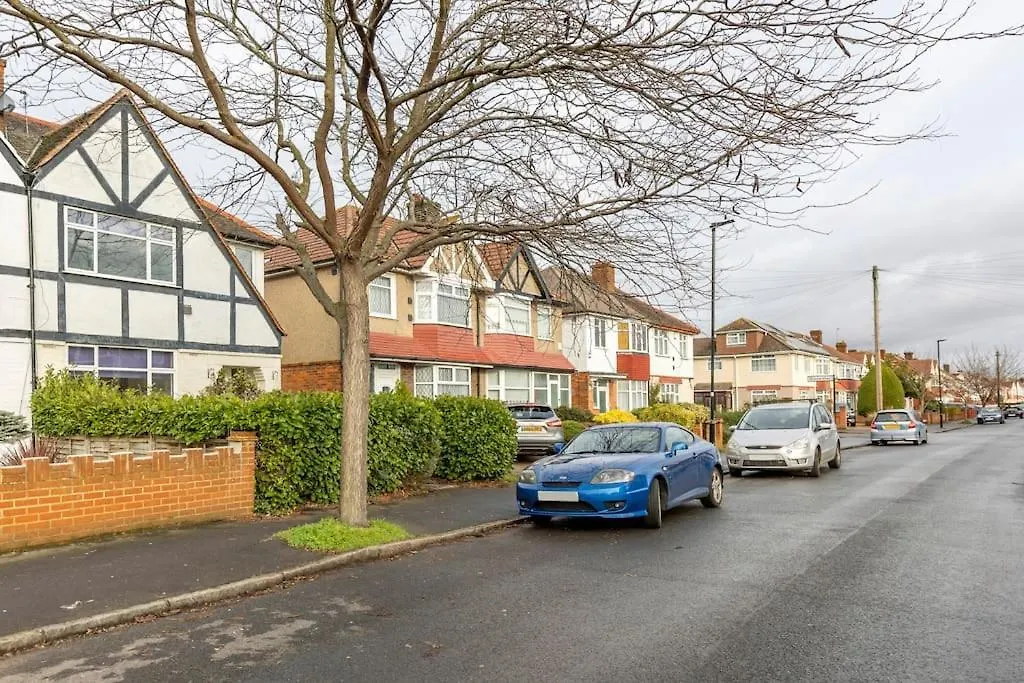 Cozy Happy Home From Home. 3 Bedrooms, 4 Beds, Hounslow Nyaraló