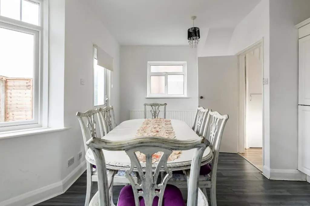 Nyaraló Cozy Happy Home From Home. 3 Bedrooms, 4 Beds, Hounslow Egyesült Királyság