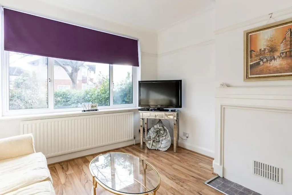 Cozy Happy Home From Home. 3 Bedrooms, 4 Beds, Hounslow 0*,  United Kingdom