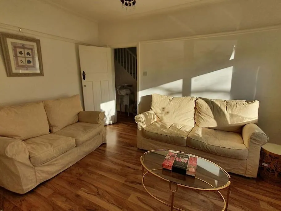 Cozy Happy Home From Home. 3 Bedrooms, 4 Beds, Hounslow 0*,