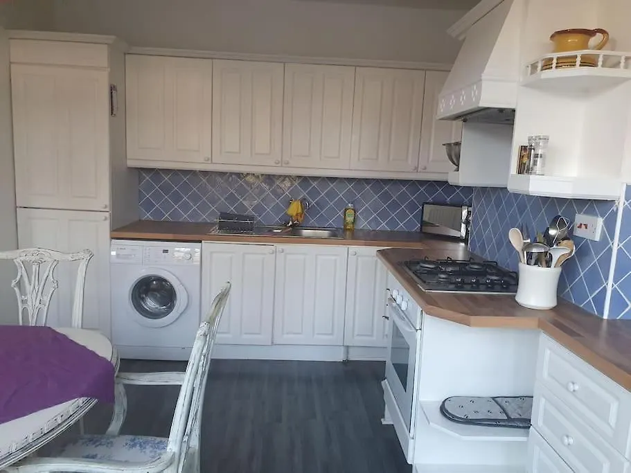 Cozy Happy Home From Home. 3 Bedrooms, 4 Beds, Hounslow Holiday home