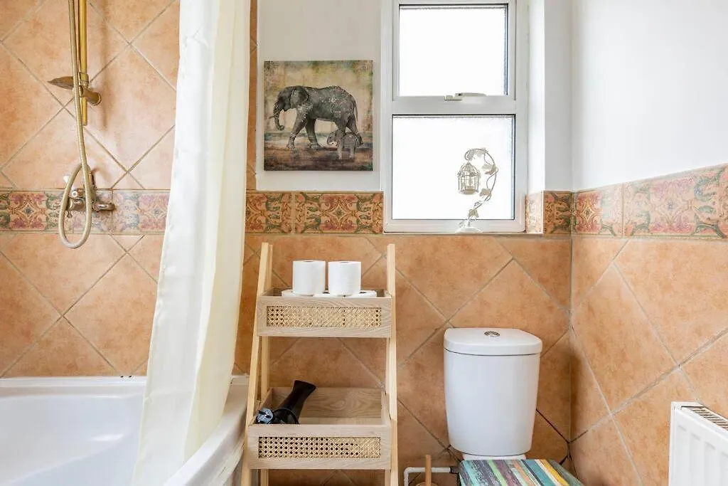 Cozy Happy Home From Home. 3 Bedrooms, 4 Beds, Hounslow