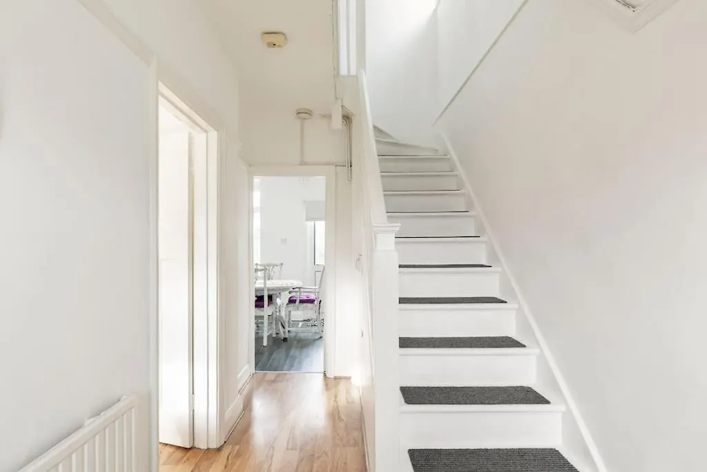 Cozy Happy Home From Home. 3 Bedrooms, 4 Beds, Hounslow