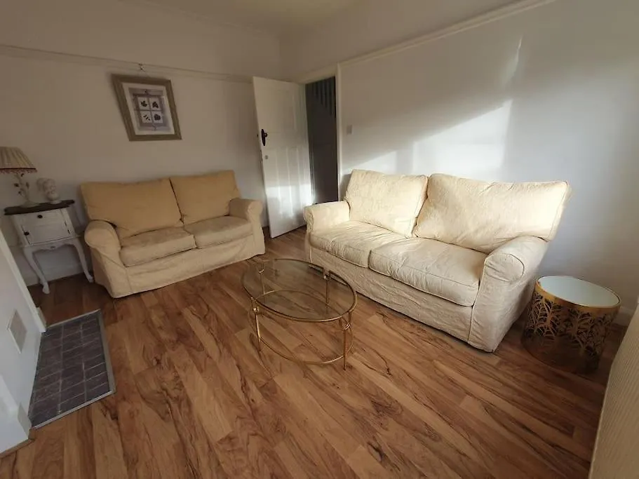 Cozy Happy Home From Home. 3 Bedrooms, 4 Beds, Hounslow