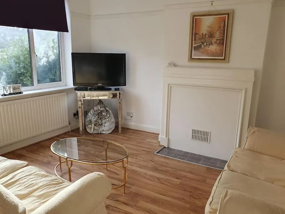 Holiday home Cozy Happy Home From Home. 3 Bedrooms, 4 Beds, Hounslow