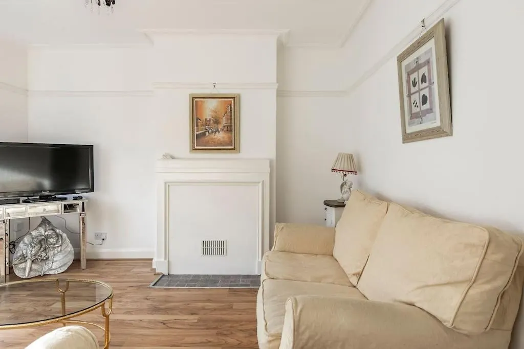 Cozy Happy Home From Home. 3 Bedrooms, 4 Beds, Hounslow