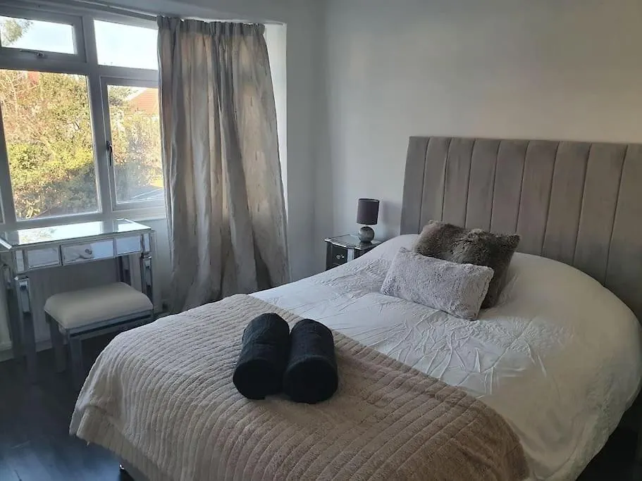 Holiday home Cozy Happy Home From Home. 3 Bedrooms, 4 Beds, Hounslow United Kingdom